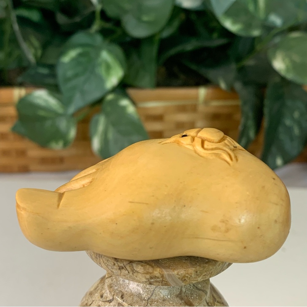 Vintage Netsuke Human Foot With Spider Carving Boxwood Hand Carved Figurine 2.5" - Picture 8 of 16